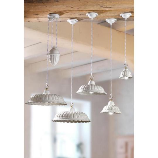 klasicky country stylova keramicka lampa s vyrezmi cipkovany porcelan biely jedalensky zavesny kuchyna obyvacka rustikalny mediteransky elegantny vidiecky atmosfericky balaton sedliacky elegantny mestsky.jpg
